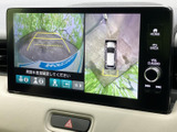 後方映像に加えて車両周囲の様子も画面で確認でき、駐車時の位置合わせをサポートします。ガイド表示を目安に周囲を確かめながら、落ち着いてバック操作を行えます。
