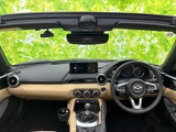 運転席から前方を見渡しやすいレイアウトで、メーターや中央画面も視線を向けやすい位置に配置されています。ベージュ系の座席が明るい雰囲気を添え、落ち着いて過ごせる空間です。