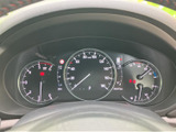 速度やエンジン回転数、燃料残量などを一か所で確認でき、運転に必要な情報を把握しやすいメーター配置です。表示がまとまっているため、走行中も必要な情報を見つけやすい実用的な装備です。