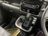 操作しやすいATシフトです♪シフトチェンジを気にしなくていいので運転だけに集中できますね!自然と手に届くところにある、手になじむ形状のシフトノブがいいですね♪