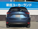 安定感のあるワイドなフォルムが魅力。シャープなテールランプと立体的なバンパーが、都会的でスポーティな印象を与えます。後続車にも強い個性をアピールします。