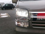 明るいLEDライトが夜道を明るく照らしてくれます。運転中の道路状況が白色光で視認性が良くなり安心です