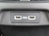 【後席用USBジャック】(急速充電対応タイプの)充電専用USBジャックが二口ついています。