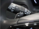 ◆減速セレクター装備◆ステアリングホイールの左右に取り付けられた2つのパドルスイッチで減速の強さを調整。 左側の「-」を操作すると減速を強く、右側の「+」を操作すると減速を弱くすることができます。