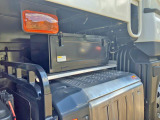 運転席側前方に工具箱が付いています。
