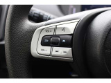 ハンドル左部分でオーディオ操作が可能。そのため、運転中でも目線をずらさずに安全運転♪スマートフォンを接続してハンズフリー通話も可能です。