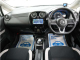 運転にかかわる様々な操作を安全に行えるように視点移動が少なく、操作性に配慮されたスイッチ類が凝縮されたコクピットです。