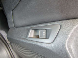 《ドアトリム》運転席からボタンひとつでテールゲートを開ける事が可能です!