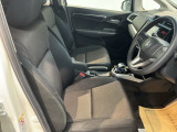運転席は、大きな座面と包み込むような背もたれがドライバーの身体全体をしっかり支えます。上質なシート素材と座り心地のよいクッションを採用し、長時間の運転やコーナーの多い道も快適です。