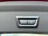 トランクゲートは電動で御座います。ボタン一つで開閉可能となっております。もちろんフットセンサー付きで足でも開閉可能です