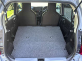 後席を全て倒して、荷物専用のスペースにした状態です。これなら長いものも積めますし、ご旅行や趣味に活用できますね。