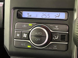 【オートエアコン】一度お好みの温度に設定すれば、車内の温度を検知し風量や温度を自動で調整。暑い&hellip;寒い&hellip;と何度もスイッチ操作をする必要はありません。快適な車内空間には必須の機能ですね♪