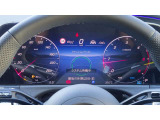 高いレベルの知性を備えたメルセデスの「インテリジェントドライブ」は、ドライバーの疲労を軽減し、安全かつ快適なドライブの一助となります。