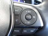 ステアリング右側にクルーズコントロールスイッチがあります。アクセルペダルを踏まなくても、一定の車速で走行することができます。