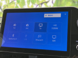 オーディオやテレビ、交通情報などを選べる画面を備え、必要な機能へアクセスしやすい構成です。駐車時には後席表示などの項目も選択できます。