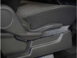 【運転席シートリフター】運転席シートリフターで座面を上下に上げ下げできます。運転しても疲れにくい姿勢に調整できます。