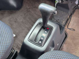 手に馴染むシフトノブで扱いやすく、快適な運転を支えます。