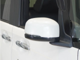 ◆ドアミラーウインカー◆ドアミラーにウインカーを装備しています。対向車に自身の進行方向を合図し安全に運転できます。