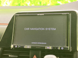 画面を見やすい位置に配置したナビゲーションシステムを装備。目的地設定や各種メニューを画面から確認でき、慣れない道へのお出かけや日常の移動をサポートします。