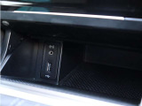 オーディオ外部入力端子を装備。お好みの音楽を車内で楽しめる、便利な装備です。