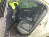 後席から前方まで見通しやすく、窓からの採光も感じられる車内空間です。座面と背もたれにゆとりがあり、足元もすっきりとしているため、ご同乗の方にもくつろいでお過ごしいただけます。