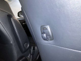 運転席シート背面にお買い物フックが付いています。