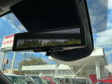 車体の後部にカメラがついていて、その映像がルームミラー内のモニターに表示します。人や荷物などで視界が遮られた時なども確認がしやすいです。