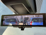 スマート・ルームミラーは、車両後方のカメラ映像をミラー面に映し出すので、同乗者や荷室に積んだ荷物などが写り込んで見にくくなりがちな車内状況や、天候などに影響されずいつでもクリアな後方視界が得られます