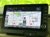 画面いっぱいに周辺の道路や施設名が表示され、現在地を確認しながら目的地へ向かえます。表示範囲の切り替えもでき、慣れない場所へのお出かけをサポートします。