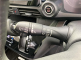 レバー上の表示が確認しやすく、運転席から必要な設定を把握しやすい仕様です。手元にまとめられた操作部で、天候に応じた日常の運転をサポートします。