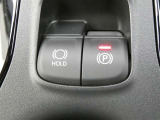 電動パーキングブレーキは、スイッチ操作でパーキングブレーキを作動・解除できるので操作の力が不要です。ホールドスイッチは信号待ちなどでブレーキから足を外してもブレーキが保持される装備をセットします。