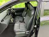 前席は身体を支える形状のシートと、見通しのよい運転席まわりが印象的。落ち着いた色調でまとめられ、助手席の方にもゆったり過ごしていただける空間です。ぜひ座り心地をお試しください。