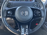 手元にはオーディオや通話、メーター表示に関わるスイッチが備わり、運転姿勢を保ちながら各種操作へアクセスできます。必要なボタンを目で追いやすい配置で、日々の運転を便利に支えます。