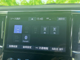 音源選択画面に各種ソースが並び、聴きたい内容に合わせて選びやすい構成です。表示が整理されているので、普段使う音楽やラジオなどへの切り替えも分かりやすく行えます。