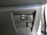 オートマチックハイビーム装備です。先行車や対向車のライトを認識し、ハイビームとロービームを自動で切り替える機能です。夜道の視界を確保します。詳細は販売店スタッフまでおたずねください。