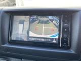 車両周辺の映像を画面で確認でき、駐車時などに周囲の安全確認を助けます。ガイド表示も備わり、車庫入れや狭い場所での取り回しを確認しながら進めたい場面で便利です。日常の駐車をサポートします。