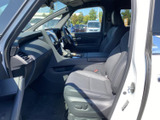 シートに座ると前方を見渡しやすく、広がりを感じる運転席まわりです。落ち着いた色合いの室内は清潔感があり、乗り降りしやすい開口部で日々の使用にも便利です。