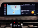 【ⅰドライブナビゲーション】文字情報も鮮明に表示する高解像度カラーディスプレイを採用。視認性に優れた地図デザインと特徴的な建造物を目印にした描写表示で現在位置を把握できます。地図データの更新も可能です