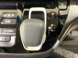 自然に手が届く距離に配置されたシフトレバー。