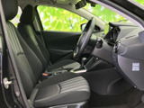 前席は前方の視界を確保しやすく、運転席と助手席が並ぶ落ち着いた空間です。シートの座面には柄の切り替えがあり、日常の移動もゆったり過ごせる室内となっています。ぜひ座り心地をお確かめください。