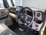 ◆視界広々で非常に運転しやすくロングドライブでも疲れを感じさせないすっきりとまとまったインパネ周りです。