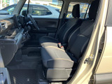 前席は厚みのある座面と背もたれで、くつろいで座れる印象です。運転席側から助手席まで見通しがよく、明るさのある室内空間。足元もすっきりしており、乗り降りや乗車中の過ごしやすさに配慮されています。