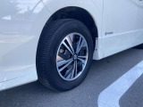 純正アルミホイールで足元も引き締めてます!安全の第一歩は、やっぱり足回りからです!