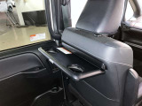 助手席シート背面にシートバックテーブルが付いています。