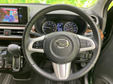 手元にスイッチを備え、運転姿勢を大きく変えずに車内機能を扱いやすい構成です。メーターも正面に収まり、運転中に必要な情報へ目を向けやすくなっています。