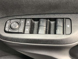 パワーウィンドのスイッチです。運転席に座りながら、助手席や後席の窓を開け閉めできるので大変便利ですよ。