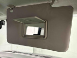 ちょっとした身だしなみチェックができるバニティミラー付きサンバイザー(運転席・助手席)が付いてます。運転席側にはチケットフォルダー付き。