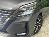 【LEDヘッドライト】悪天候や夜間走行時も良好な視界を確保し安心して運転できる高輝度LEDヘッドライトを装備!点灯速度が早く、消費電力も抑えられています。