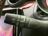 レバーには操作位置が文字やマークで表示され、機能を確認しやすい作りです。運転席から手の届く位置に配置されているため、天候や視界の変化に合わせて使いやすい装備です。