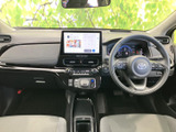 運転席から前方を見渡しやすい視界に加え、左右のシートと中央まわりが整然と配置されています。明るい色合いのシートで、毎日の乗り降りも心地よく感じられます。